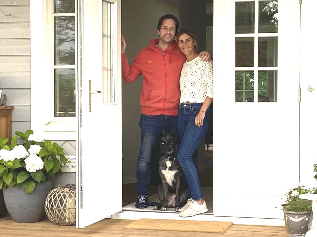 Sarah und Christian Loben in ihrem Eksjöhus-Haus in Euskirchen
