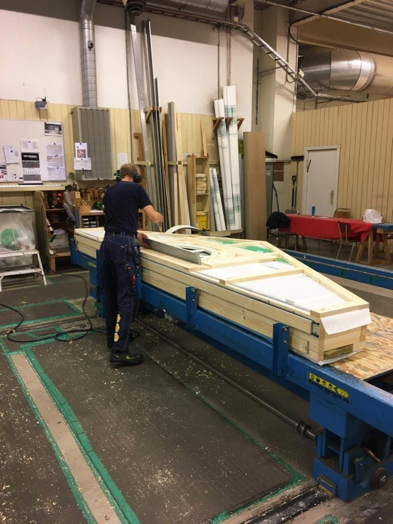 Beim Werksbesuch in Eksjö sieht man mit etwas Glück das eigene Haus entstehen