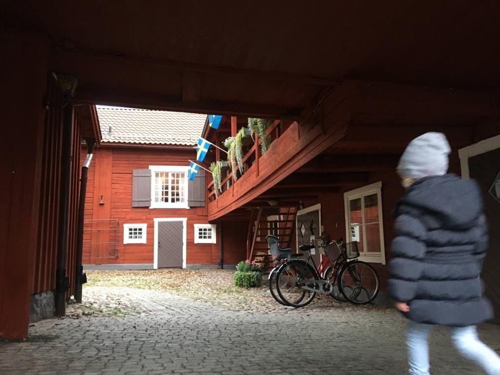 Ein Werksbesuch in Eksjö lässt sich gut mit einem Spaziergang durch die historische Altstadt mit ihren Holzhäusern verknüpfen
