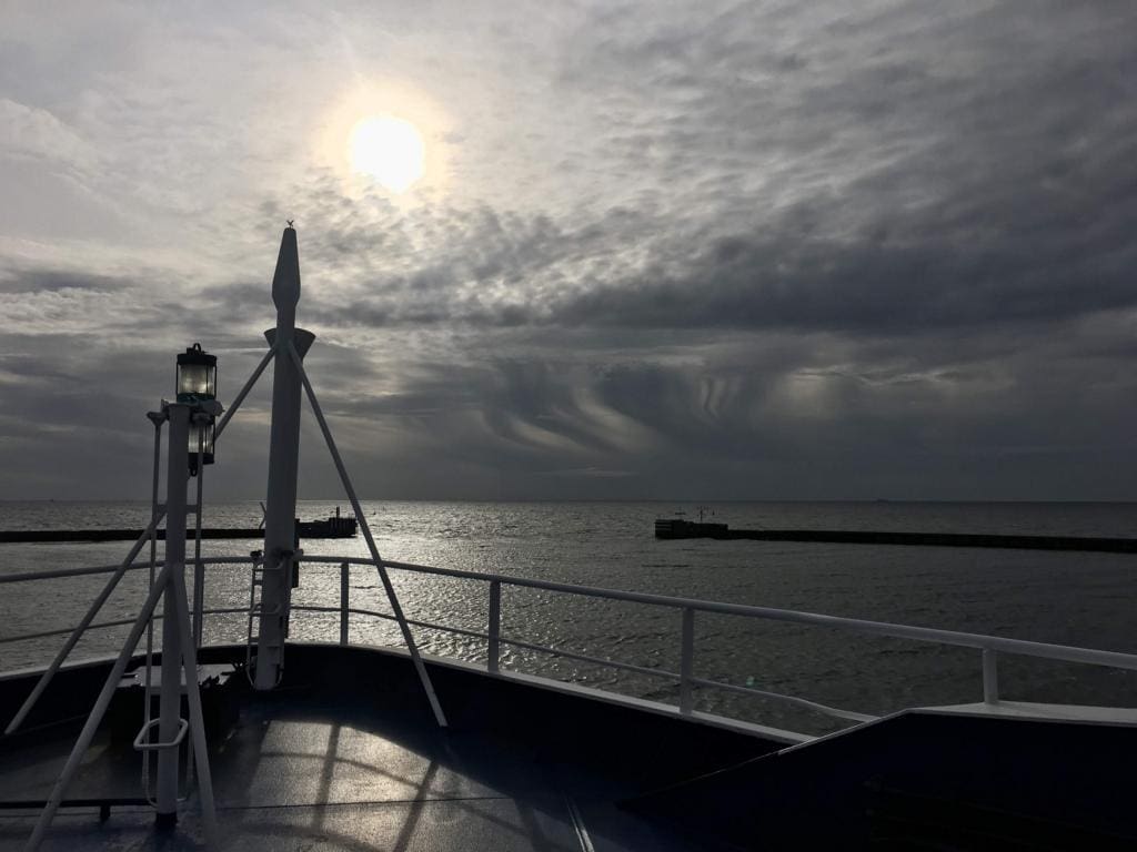 Au geht's zum Werksbesuch bei Eksjöhus: Übersetzen mit der Fähre