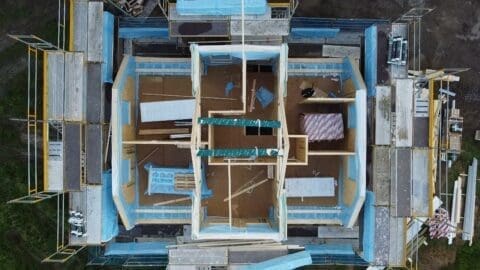 Aufsicht auf ein mit Eksjöhus gebautes Eigenheim vor der Dachmontage