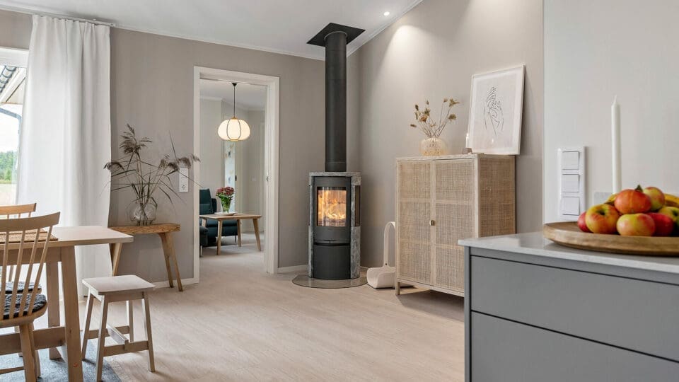 Großes Wohnzimmer mit Kamin im Prio 141