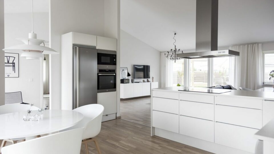Der große, offene Raum für Küche und Wohnen gehören zum typischen skandinavischen Wohnkonzept